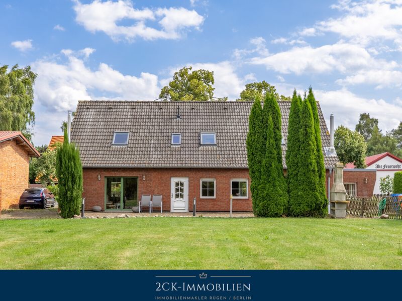Zwei Einheiten unter einem Dach: Doppelhaus mit Einliegerwohnung, zwei Kaminen und großem Garten!
